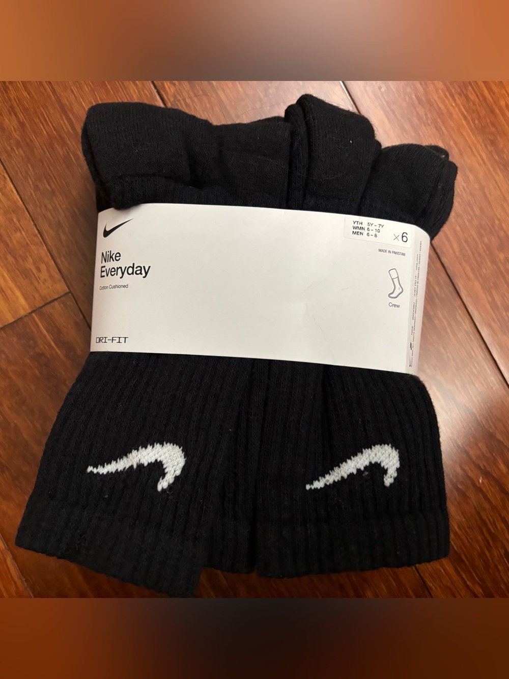 New! 6 pairs  Nike Everyday crew socks size M